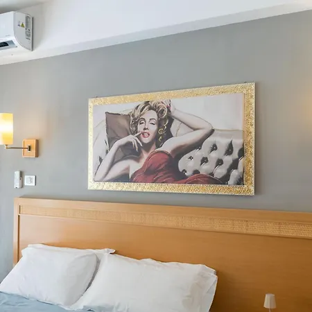 Crossing - & Comforts 4*